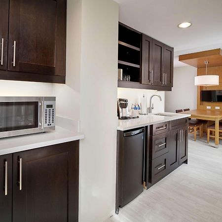 Doubletree By Hilton Edmonton Downtown Hotel Екстериор снимка