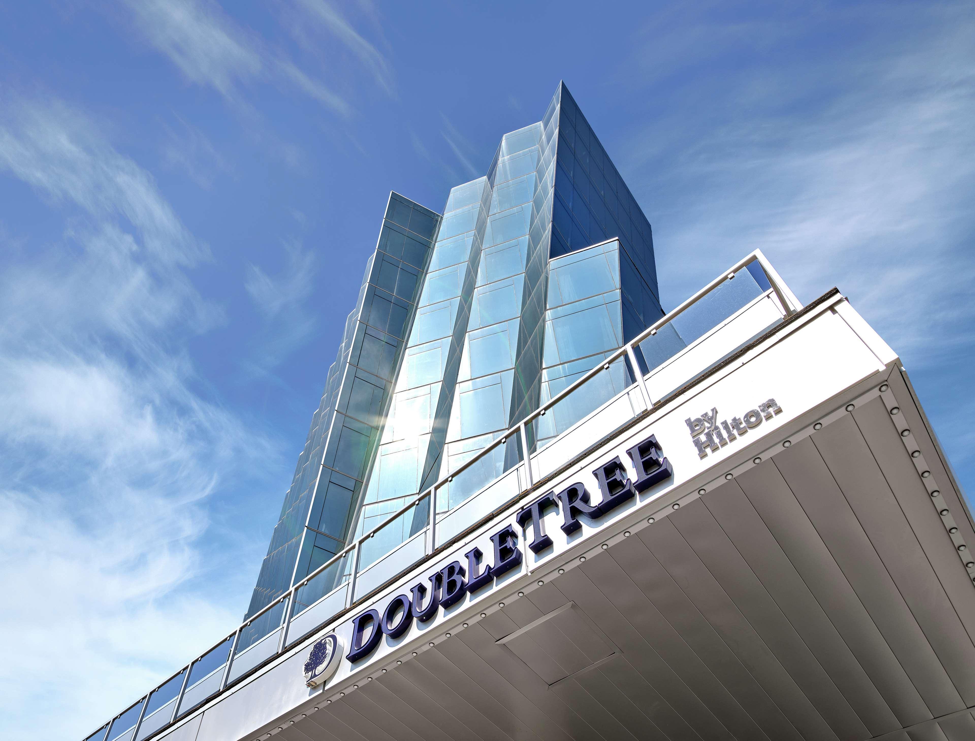 Doubletree By Hilton Edmonton Downtown Hotel Екстериор снимка