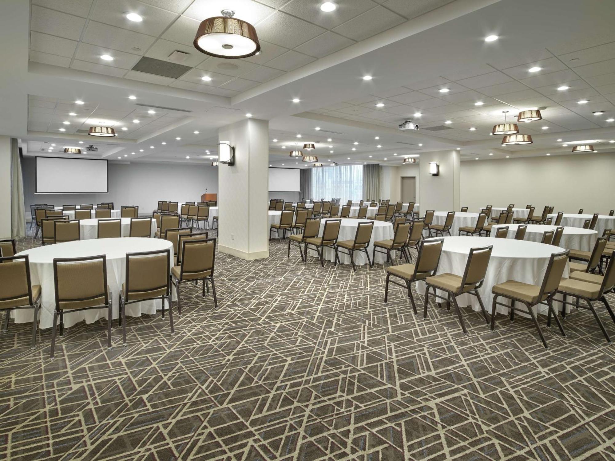 Doubletree By Hilton Edmonton Downtown Hotel Екстериор снимка