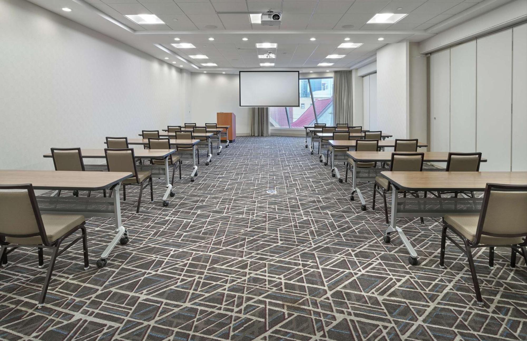 Doubletree By Hilton Edmonton Downtown Hotel Екстериор снимка