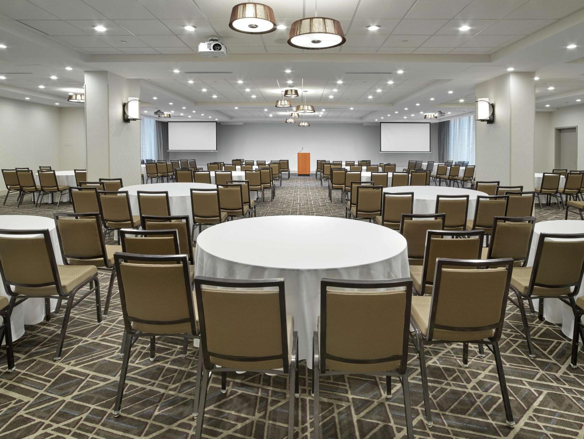 Doubletree By Hilton Edmonton Downtown Hotel Екстериор снимка