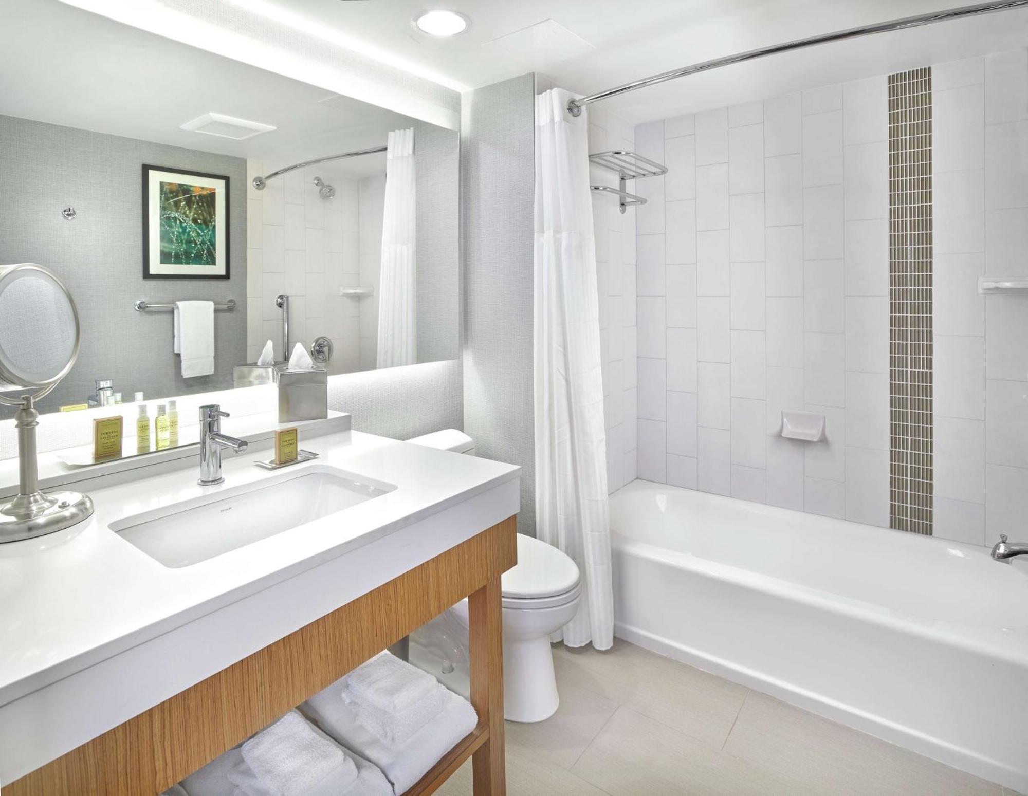 Doubletree By Hilton Edmonton Downtown Hotel Екстериор снимка