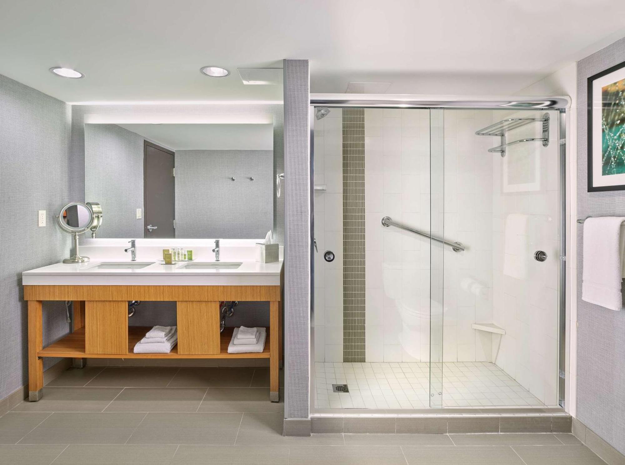 Doubletree By Hilton Edmonton Downtown Hotel Екстериор снимка