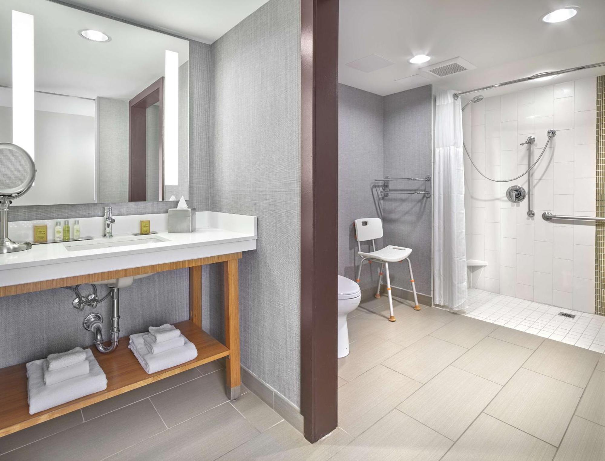 Doubletree By Hilton Edmonton Downtown Hotel Екстериор снимка