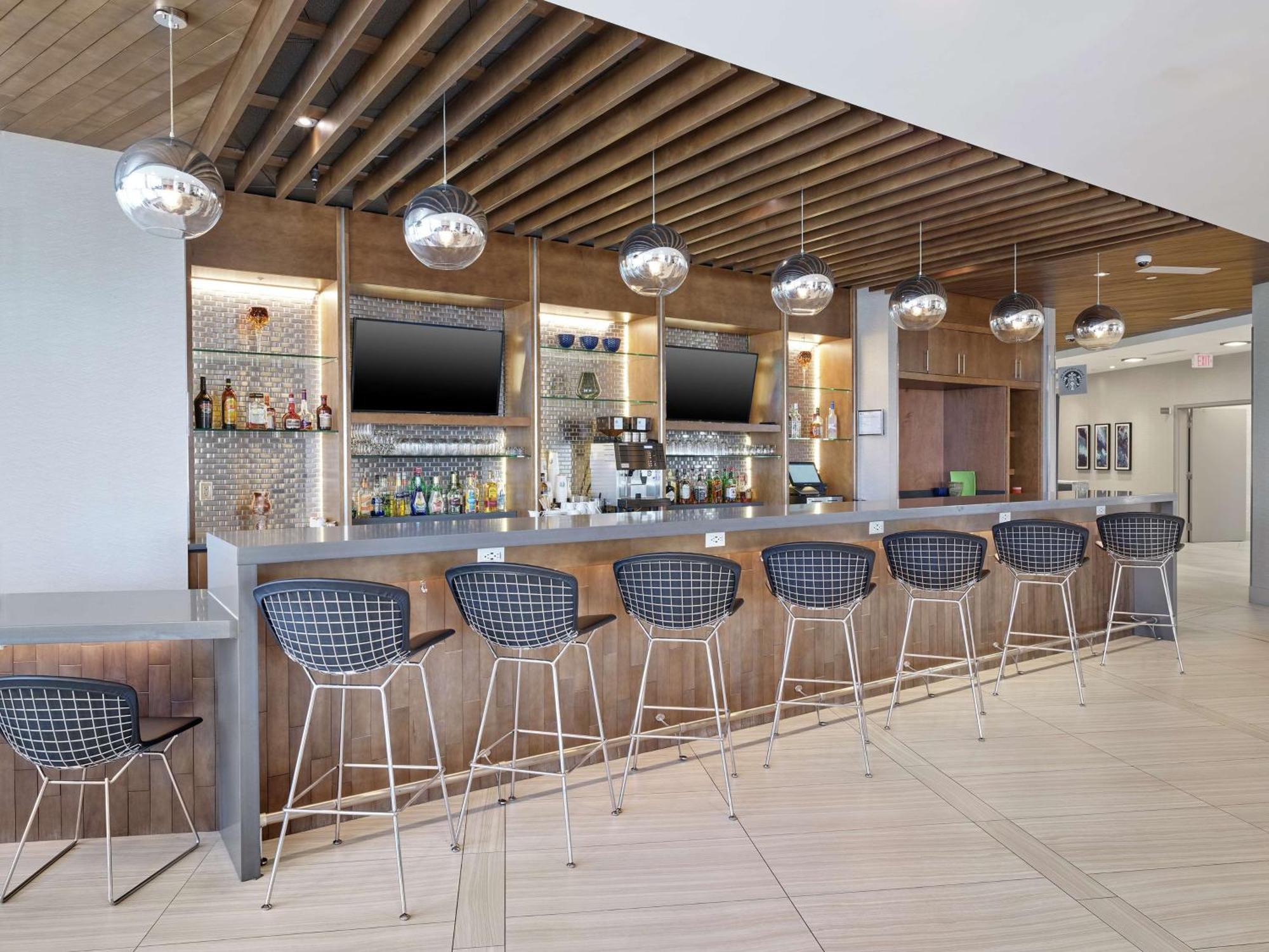 Doubletree By Hilton Edmonton Downtown Hotel Екстериор снимка