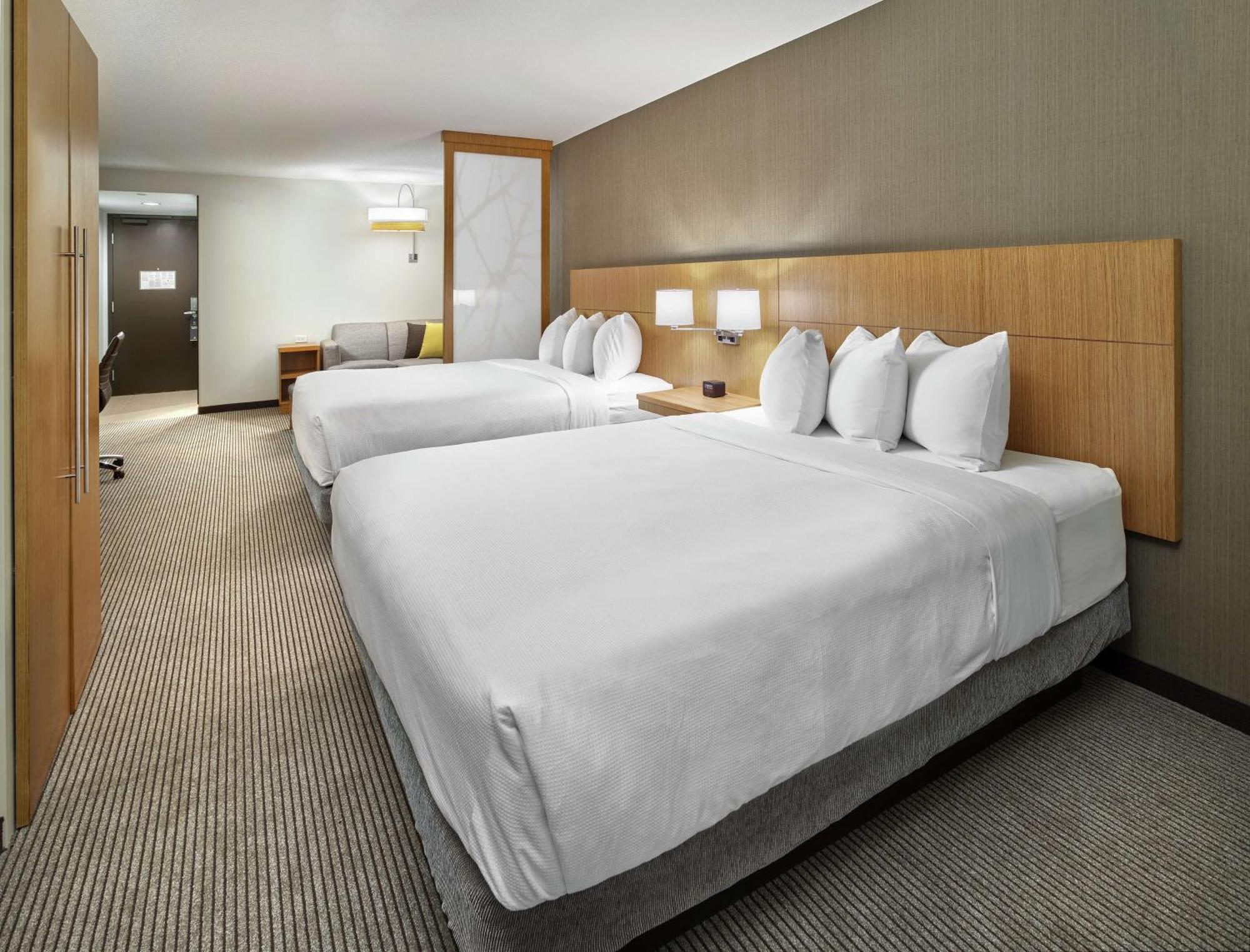 Doubletree By Hilton Edmonton Downtown Hotel Екстериор снимка