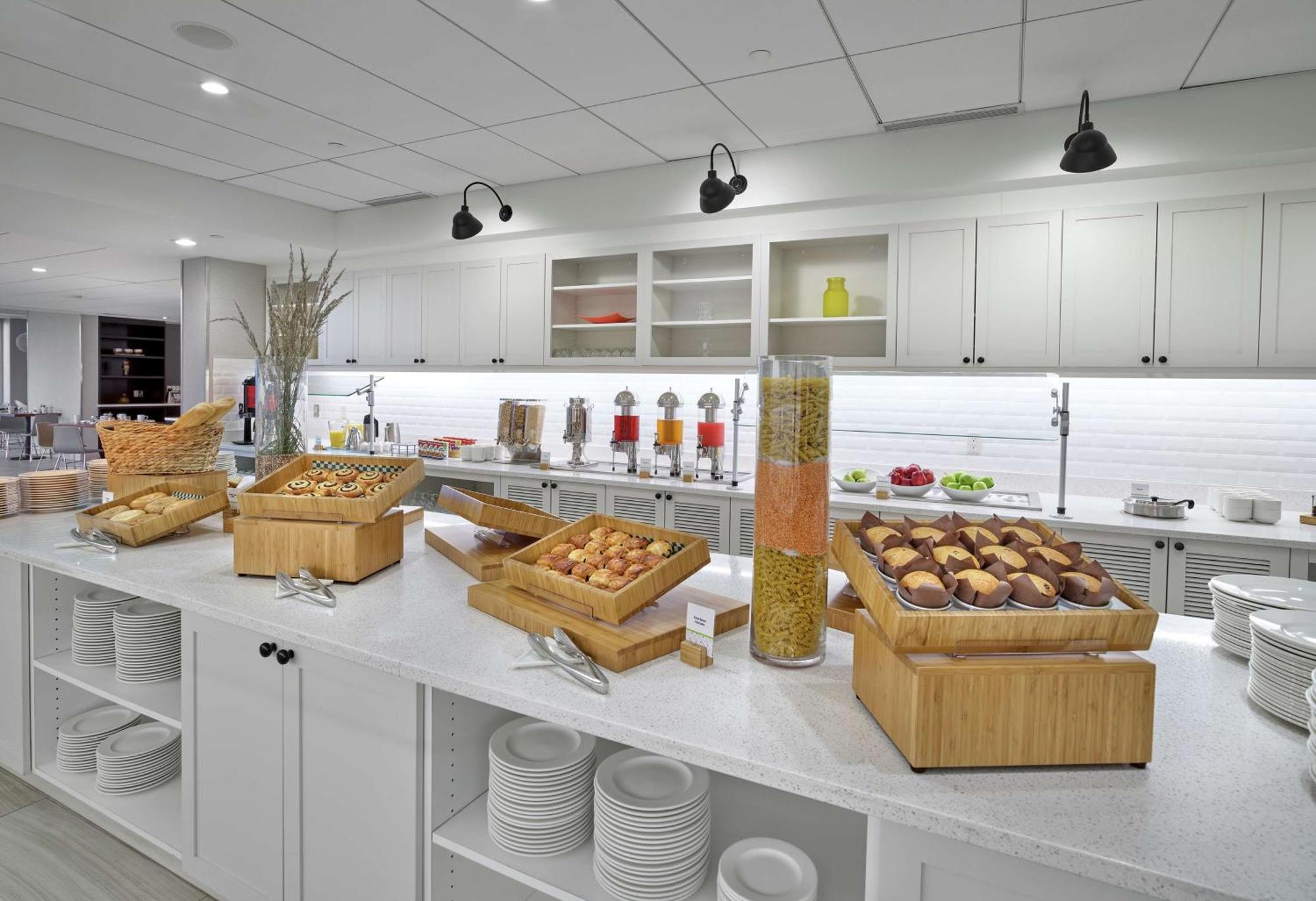 Doubletree By Hilton Edmonton Downtown Hotel Екстериор снимка