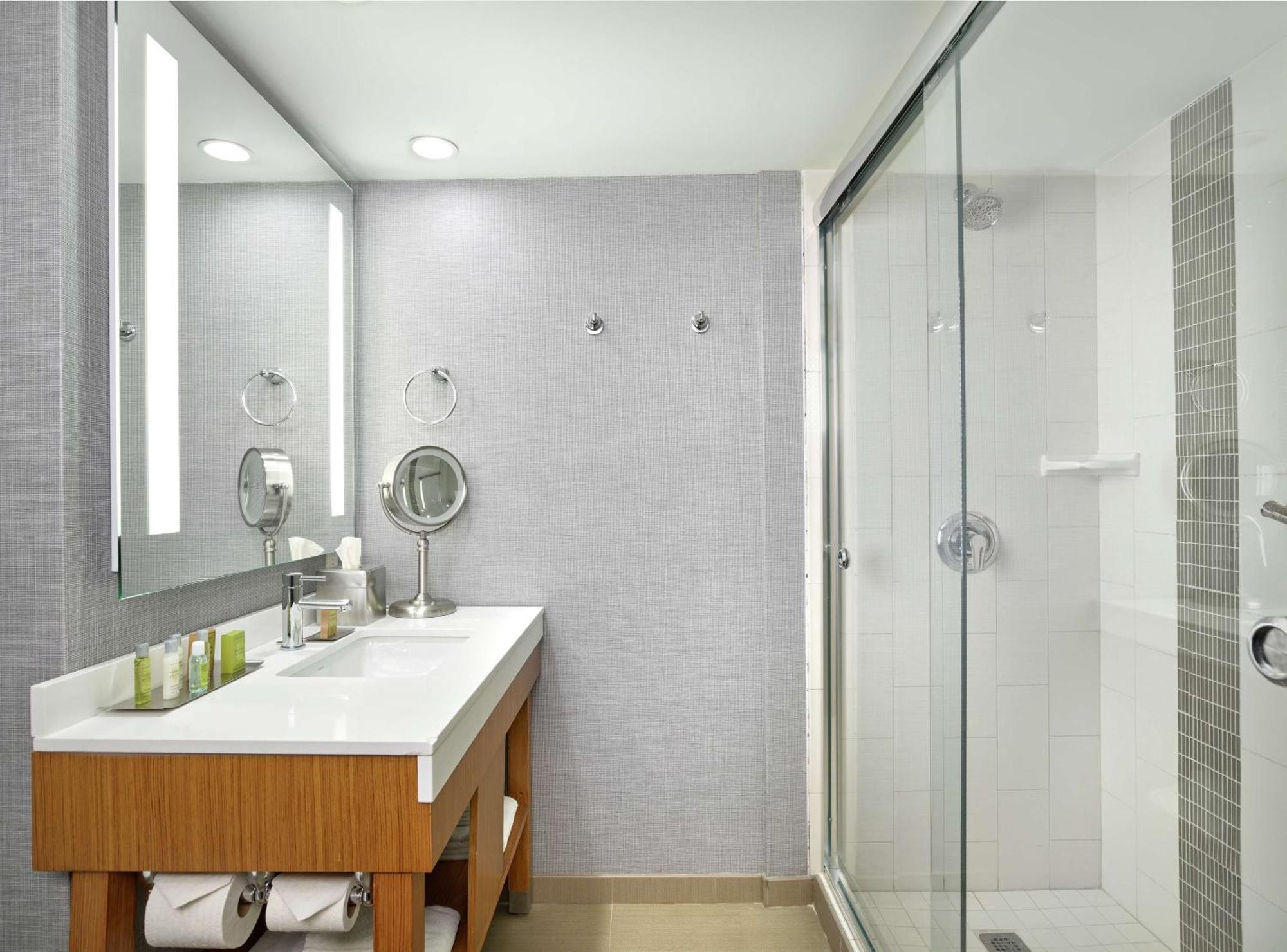 Doubletree By Hilton Edmonton Downtown Hotel Екстериор снимка