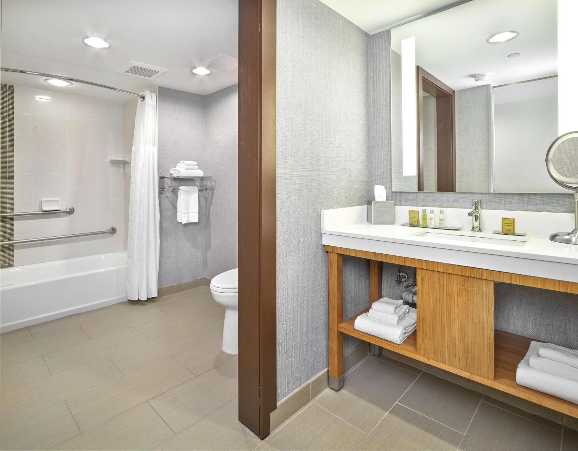 Doubletree By Hilton Edmonton Downtown Hotel Екстериор снимка