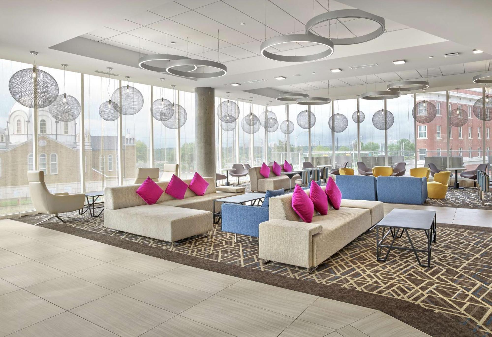 Doubletree By Hilton Edmonton Downtown Hotel Екстериор снимка