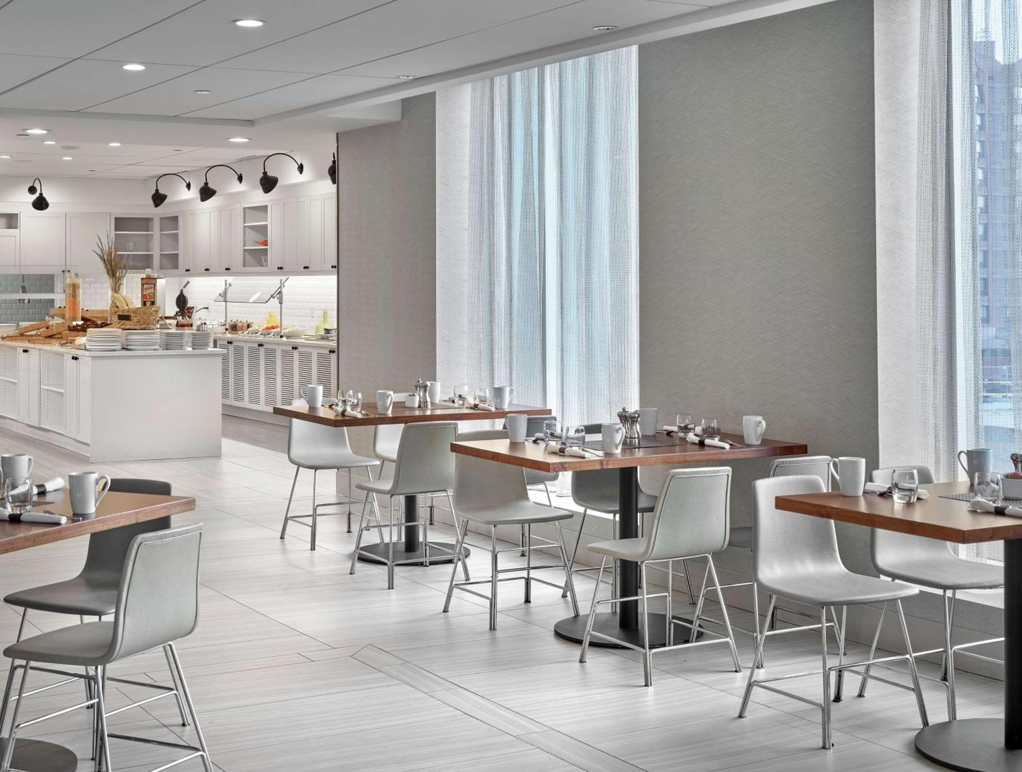 Doubletree By Hilton Edmonton Downtown Hotel Екстериор снимка
