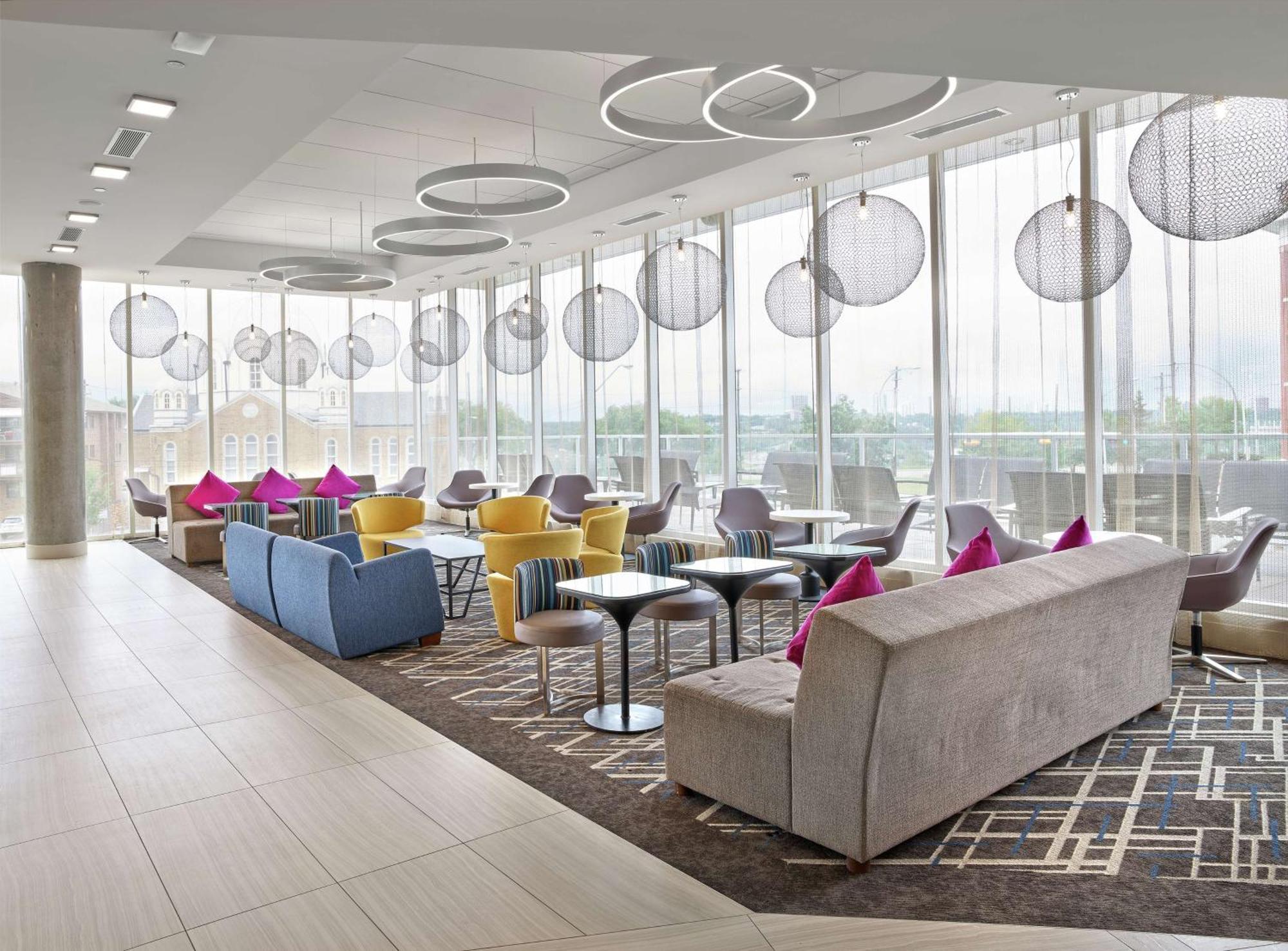 Doubletree By Hilton Edmonton Downtown Hotel Екстериор снимка